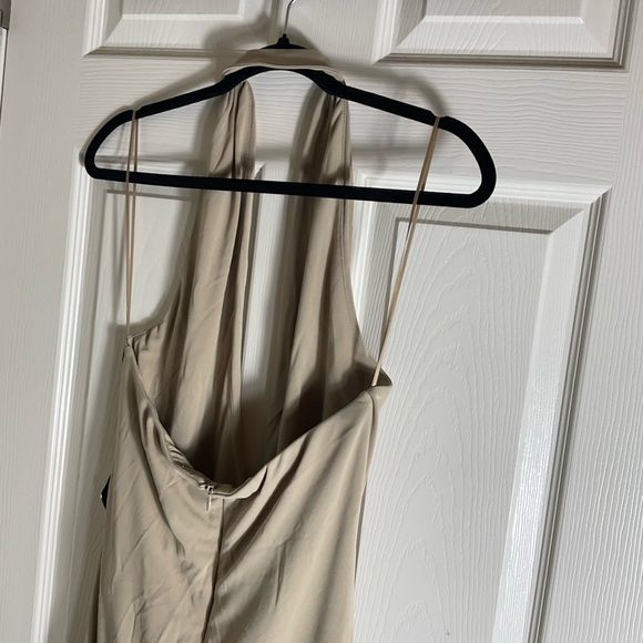 Zara beige Halter neck woman’s dress
Shell-shaped metal appliqué size medium - Picture 7 of 12
